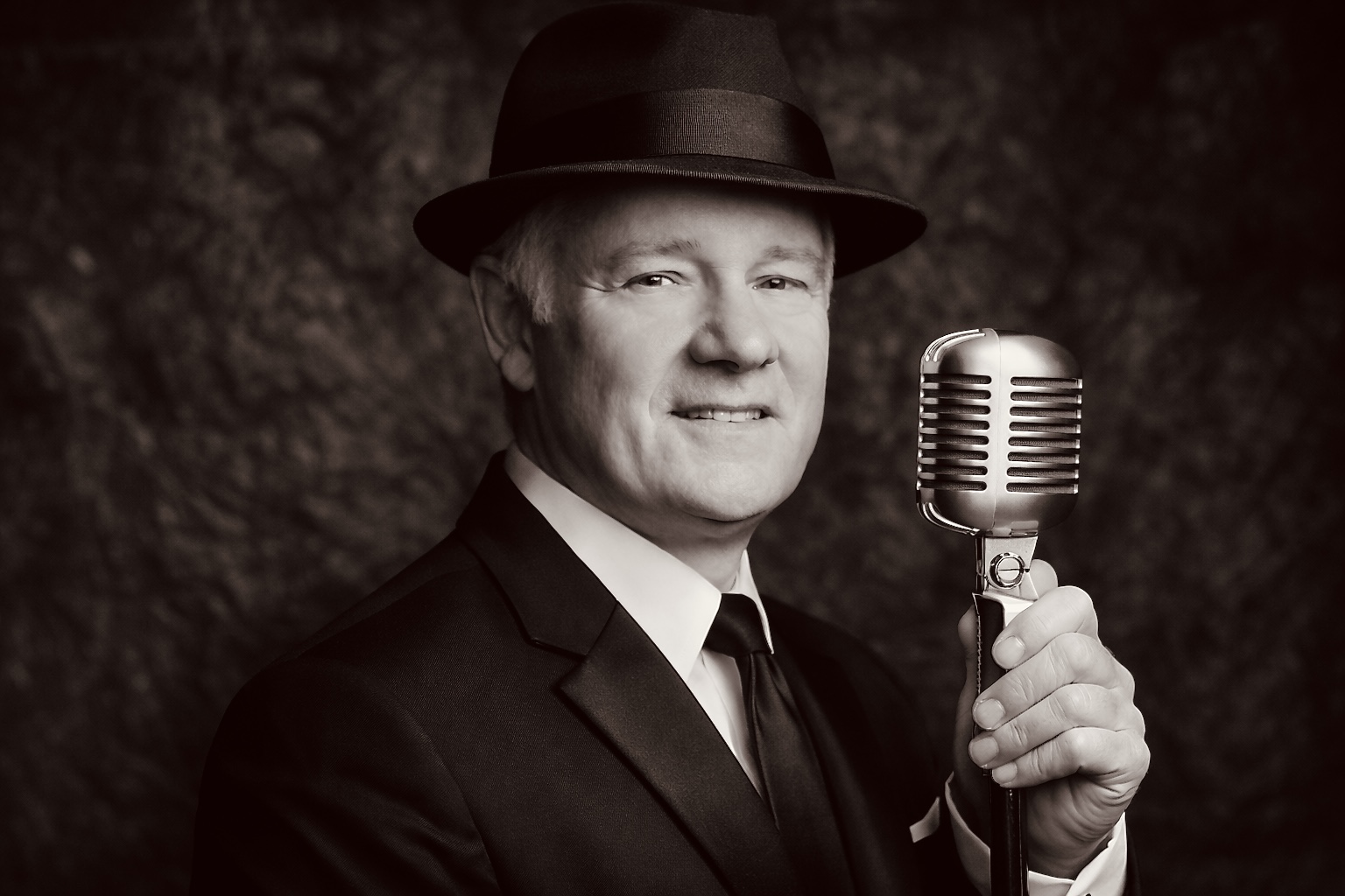 Boek Mr Brooks, de moderne crooner die de charme van Sinatra en Bublé naar jouw evenement brengt. Stijlvol, warm en perfect voor bruiloften, gala’s, bedrijfsevents en hospitality. Ontdek zijn tijdloze sound.