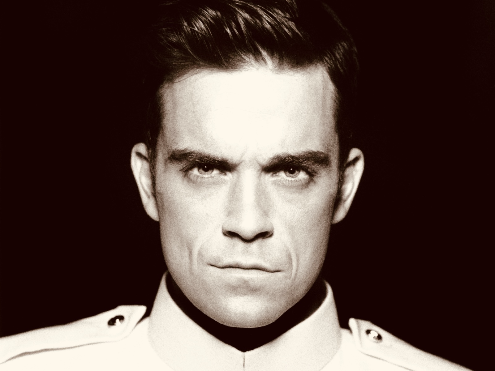 Boek Mr Brooks, de moderne crooner die de charme Robbie Williams naar jouw evenement brengt. Stijlvol, warm en perfect voor bruiloften, gala’s, bedrijfsevents en hospitality. Ontdek zijn tijdloze sound.